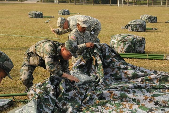 Chinese PLA personnel and U.S. Army soldiers construct a simulated disaster-response camp in Hainan, China, in 2015.