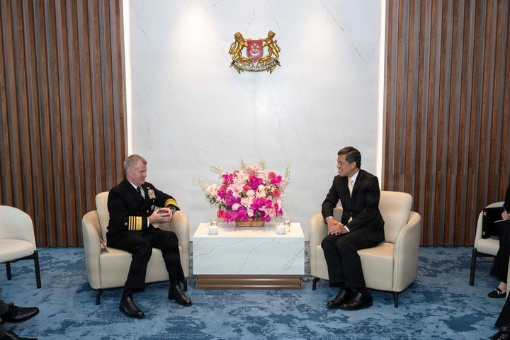 Singapore Defence Minister Chan Chun Sing and U.S. Indo-Pacific Command commander Adm. Samuel Paparo meet at Singapore's Ministry of Defence in January 2026.